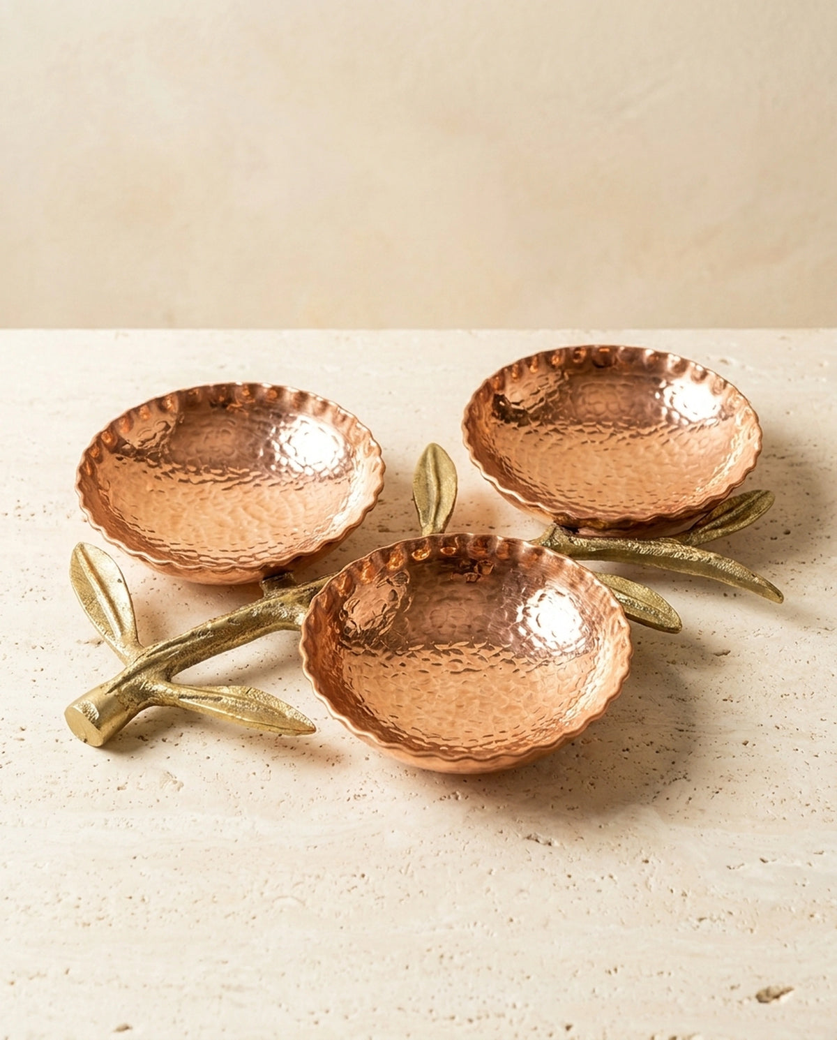 Üçlü kase yapısına sahip, dal formunda pirinç gövdeli kırmızı bakır sunumluk ön açıdan görünümü. - Gaziantep Bakırcılık
