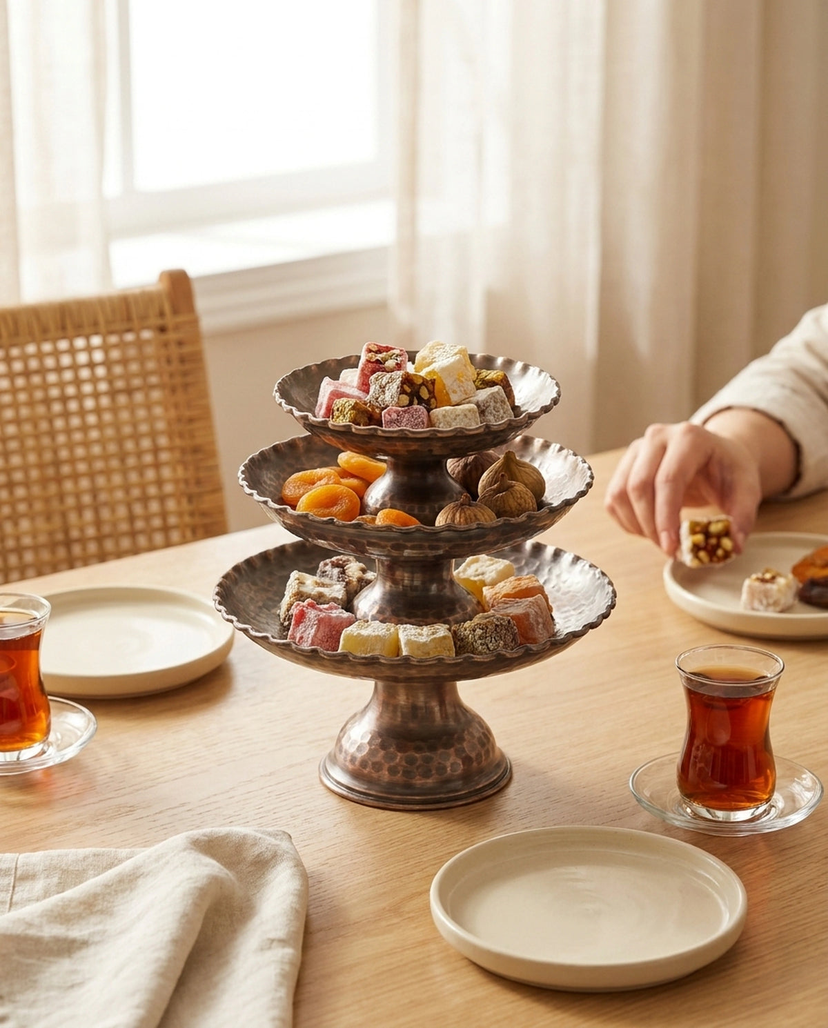 Çay bardakları eşliğinde, lokum ve kuru meyvelerle dolu üç katlı bakır sunumluk sofra konsepti. - Gaziantep Bakırcılık