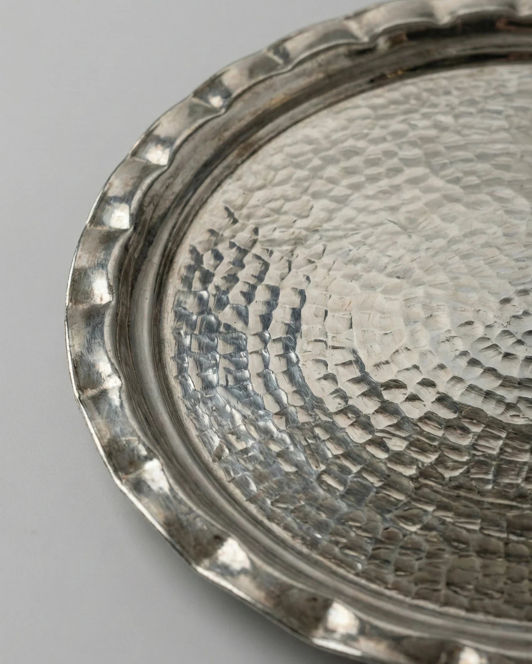 Antep İşi El Dövmesi Gümüş Renk Bakır Tepsi - 25 cm