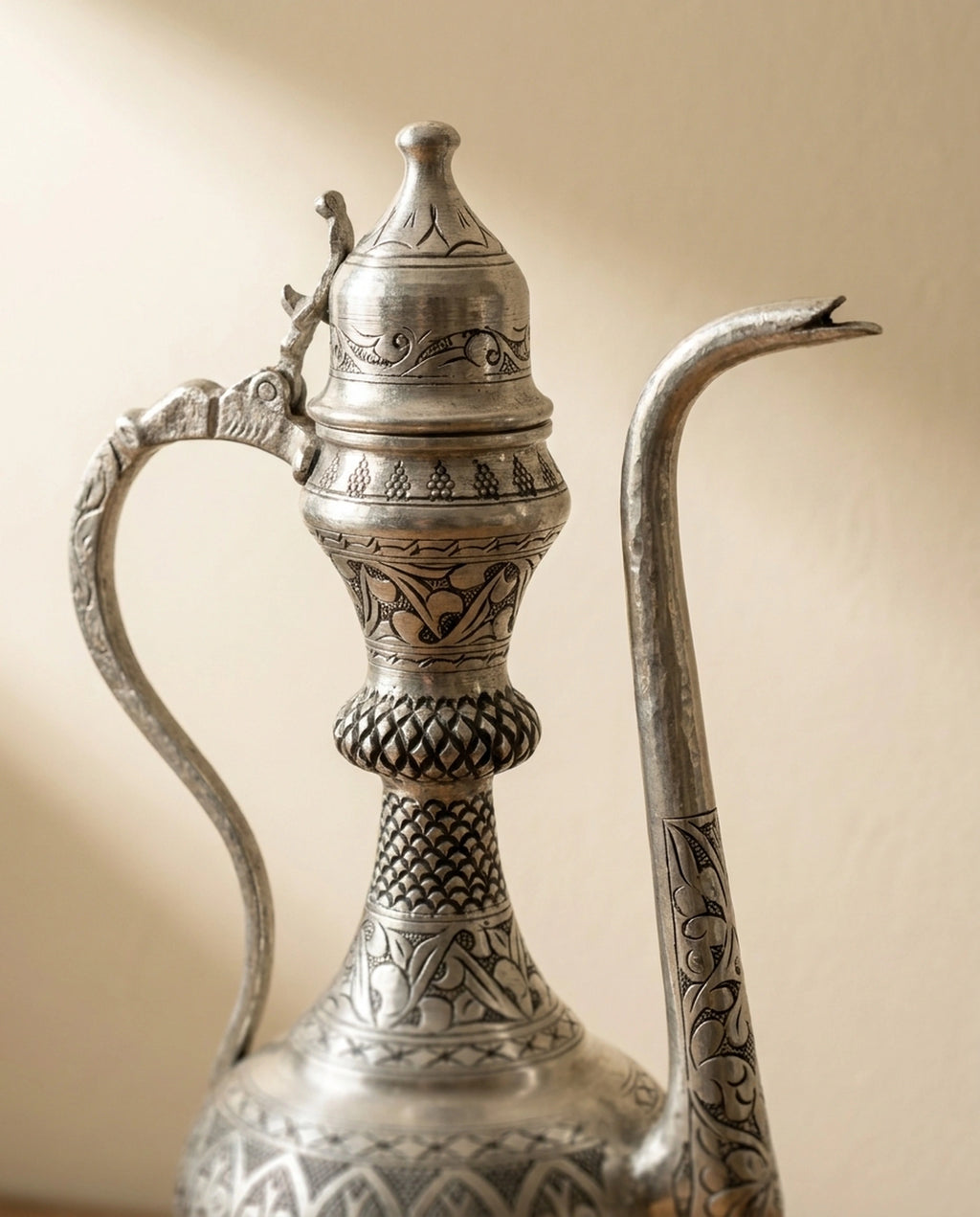 Gümüş renkli işlemeli bakır ibriğin uzun lülesi, kubbeli kapağı ve zarif kulp detayı yakından görünümü. - Gaziantep Bakırcılık