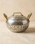 Kapağı kapalı, üzeri el işlemesi motifli, pirinç kulplu gümüş renkli bakır güveç tenceresi. - Gaziantep Bakırcılık