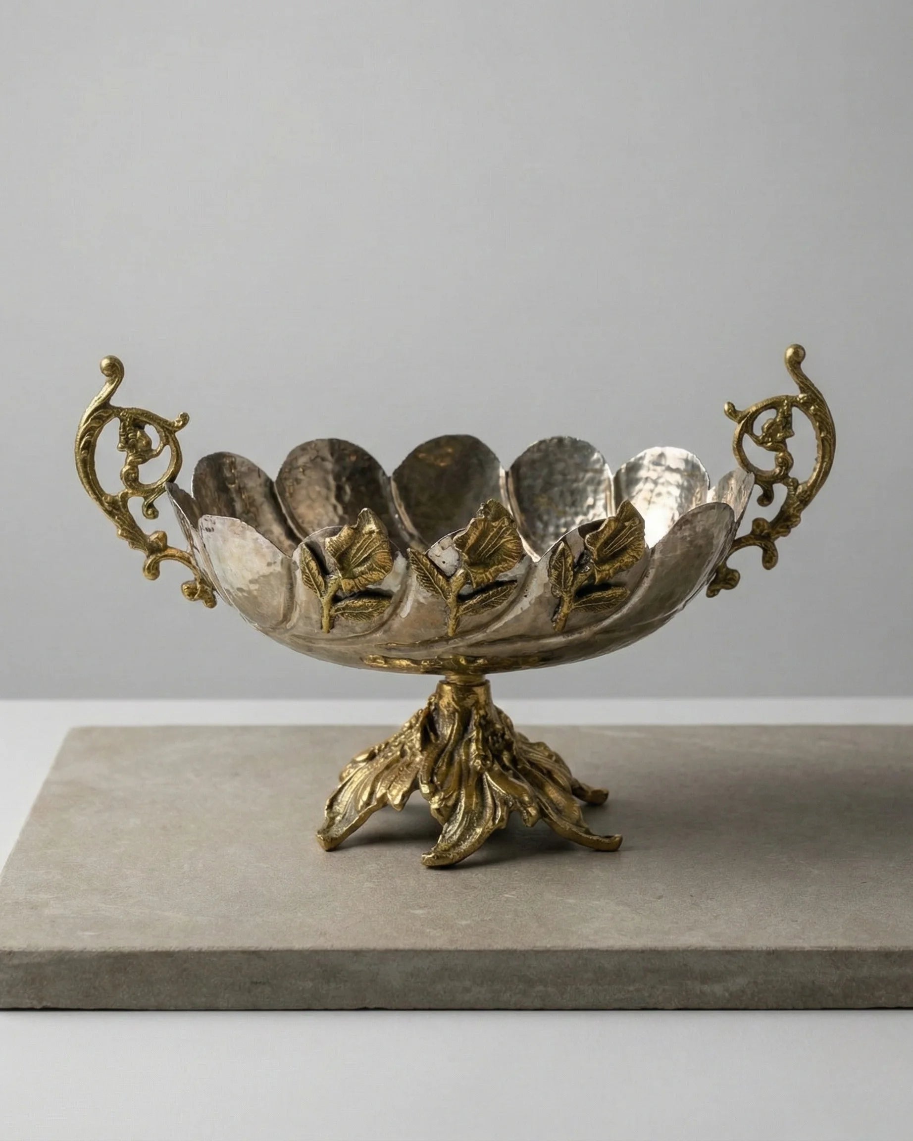 Ayaklı Çiçek Motifli El Dövmesi Beyaz Bakır Kayık Sunumluk 35 cm