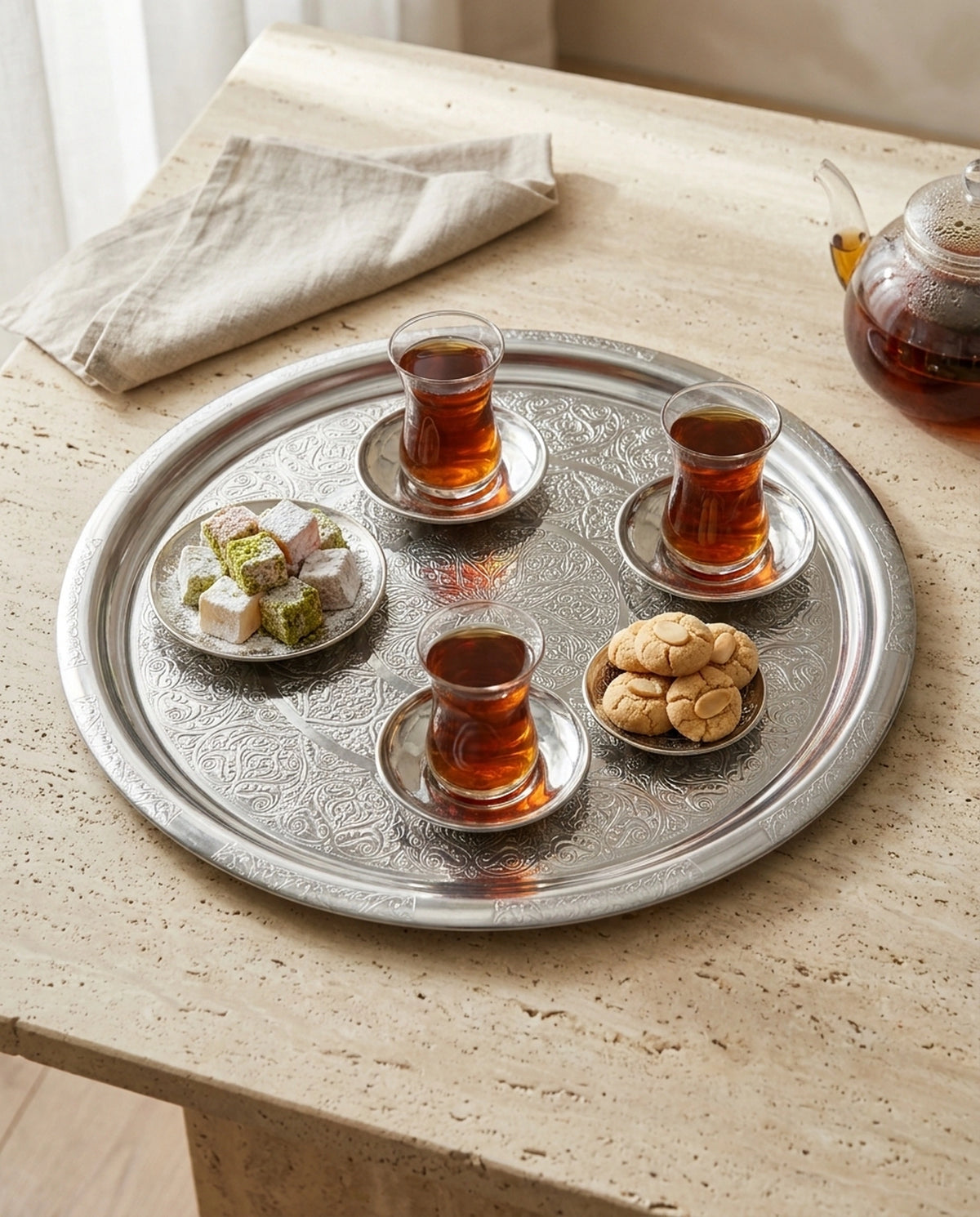 İşlemeli çelik tepsi içinde çay bardakları, lokum ve kurabiye ile hazırlanan sunum konsepti - Gaziantep Bakırcılık