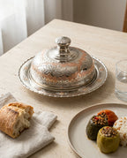 Kapağı kapalı çift renk işlemeli bakır sahan ve yanında tabakta servis edilmiş dolma ile pilav. - Gaziantep Bakırcılık