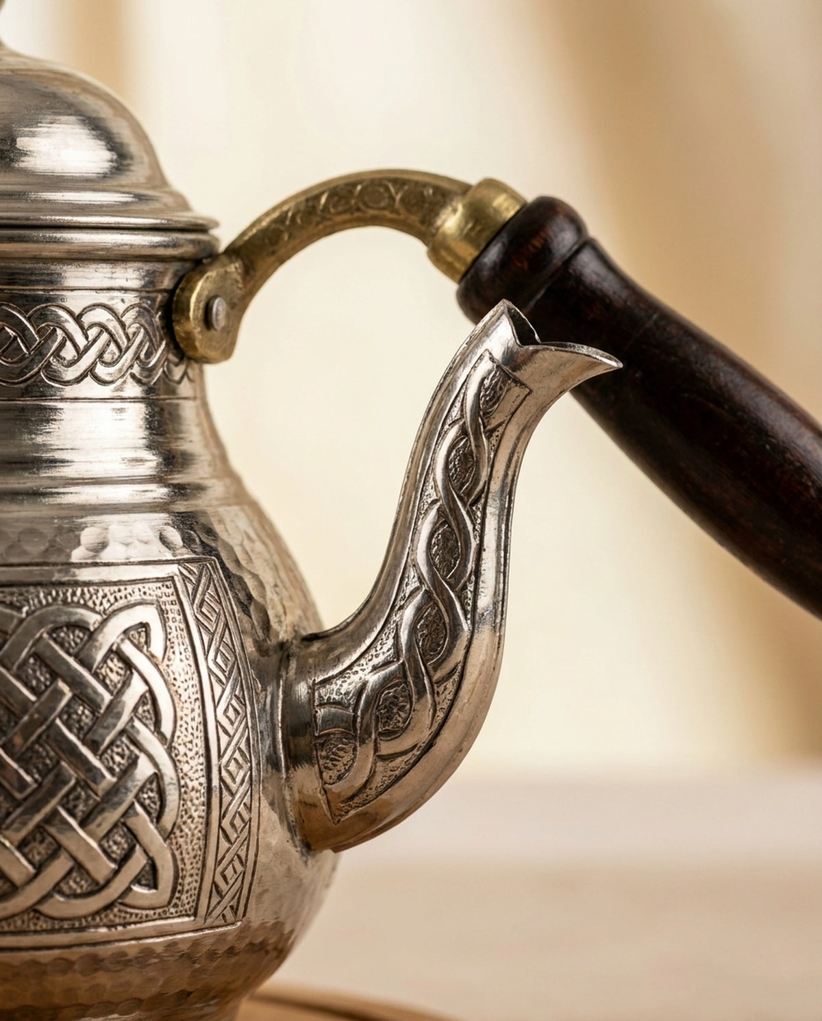 Bakır çaydanlığın nakışla bezenmiş emziği ve ahşap kulpun gövdeyle birleştiği pirinç nokta - Gaziantep Bakırcılık