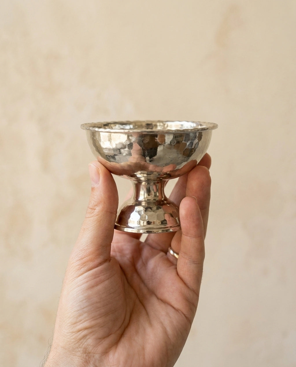 Bir elde tutulan, gümüş renkli dövme işçilikli ayaklı bakır dondurmalık. - Gaziantep Bakırcılık