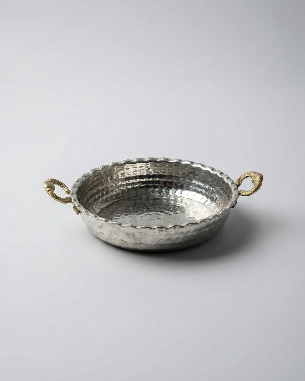 Antep İşi İç Dış Kalaylı, Pirinç Kulplu Dövme Bakır Sunum Tavası (8 cm)