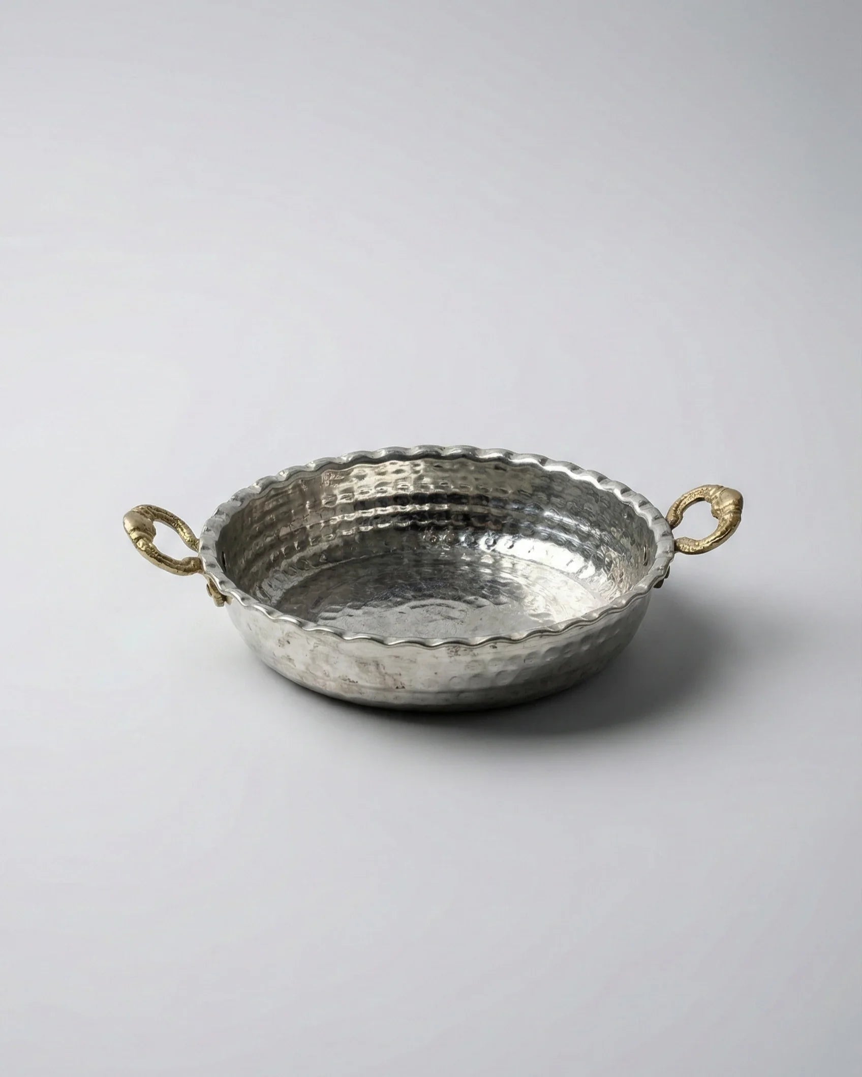 Antep İşi İç Dış Kalaylı, Pirinç Kulplu Dövme Bakır Sunum Tavası (8 cm)