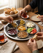 Aile kahvaltısında paslanmaz çelik setten yiyecek alan kişilerin elleri ve masa detayı. - Gaziantep Bakırcılık