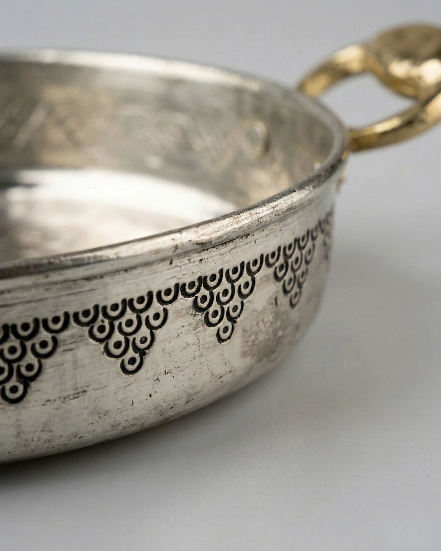 Üzüm Nakışlı Beyaz 19 cm Bakır Sahan