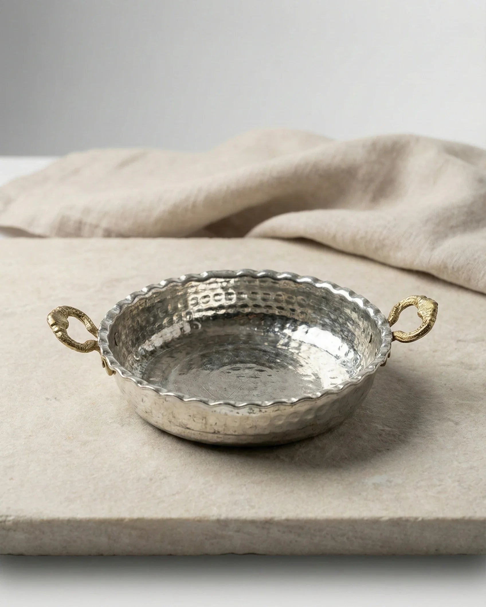 Antep İşi İç Dış Kalaylı, Pirinç Kulplu Dövme Bakır Sunum Tavası (8 cm)