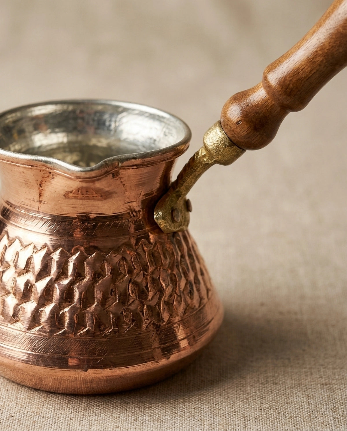 Dövme petek dokusu, kalaylı iç yüzey ve pirinç detaylı ahşap kulpun yakından görünümü. - Gaziantep Bakırcılık