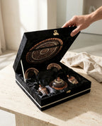 Bir elin siyah kadife sunum kutusunun kapağını açtığı andaki şık görünüm - Gaziantep Bakırcılık