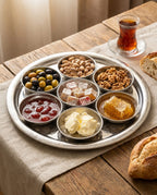 Ahşap masada çelik set içinde reçel, bal, tereyağı ve kuruyemişlerle hazırlanan şık kahvaltı sunumu. - Gaziantep Bakırcılık