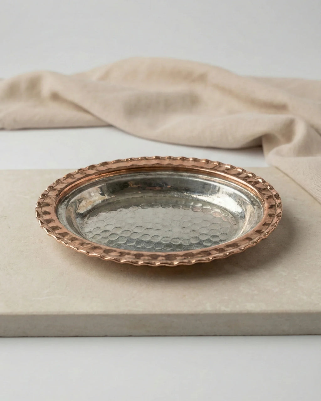 Antep İşi Çift Renk, Dilimli Kenar Dövme Bakır Kayık Tabak (20 cm)