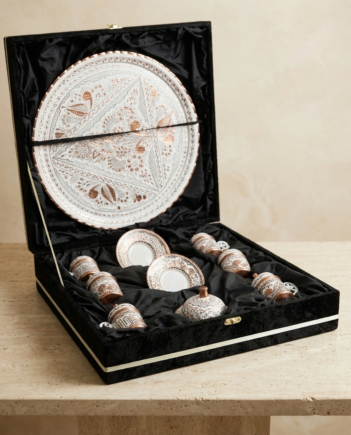 Kapağı açık siyah kadife kutu içinde sergilenen kalem işi işlemeli gümüş ve bakır renkli kahve takımı - Gaziantep Bakırcılık