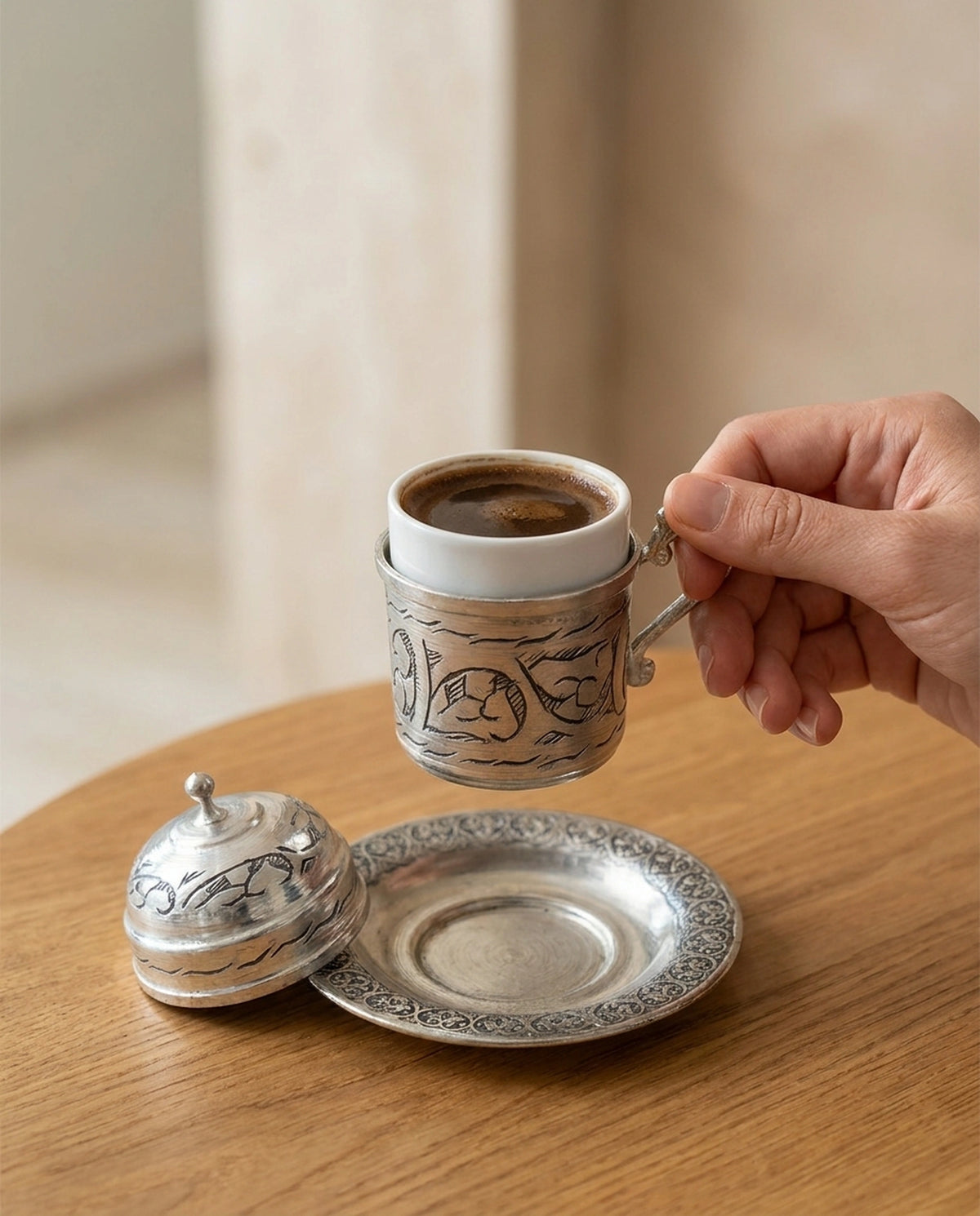 Bir elin tuttuğu beyaz porselen hazneli gümüş bakır kahve fincanı, tabak ve kapağı. - Gaziantep Bakırcılık