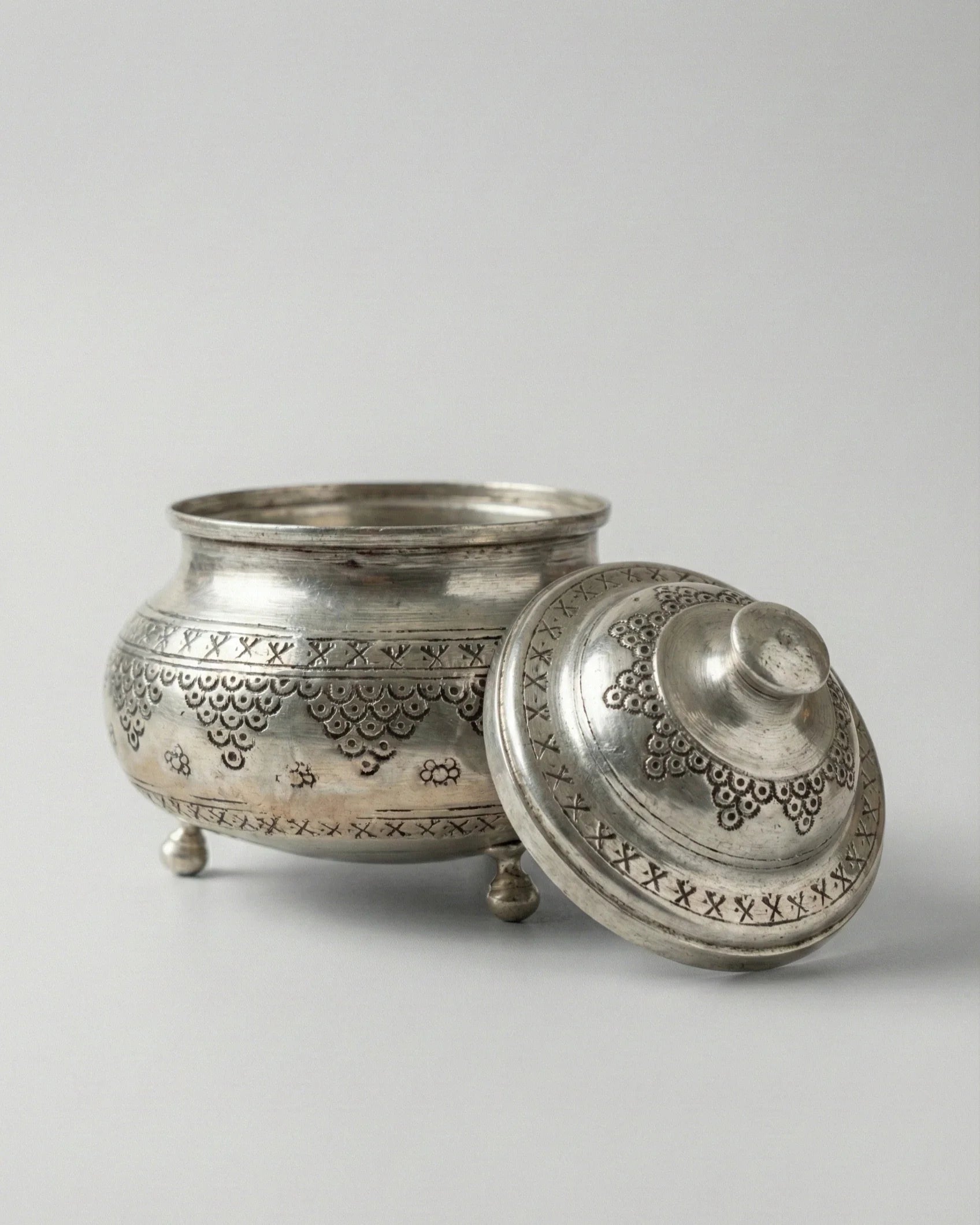Antep İşi Çizgili Desenli Mat Bakır Şekerlik (Orta)
