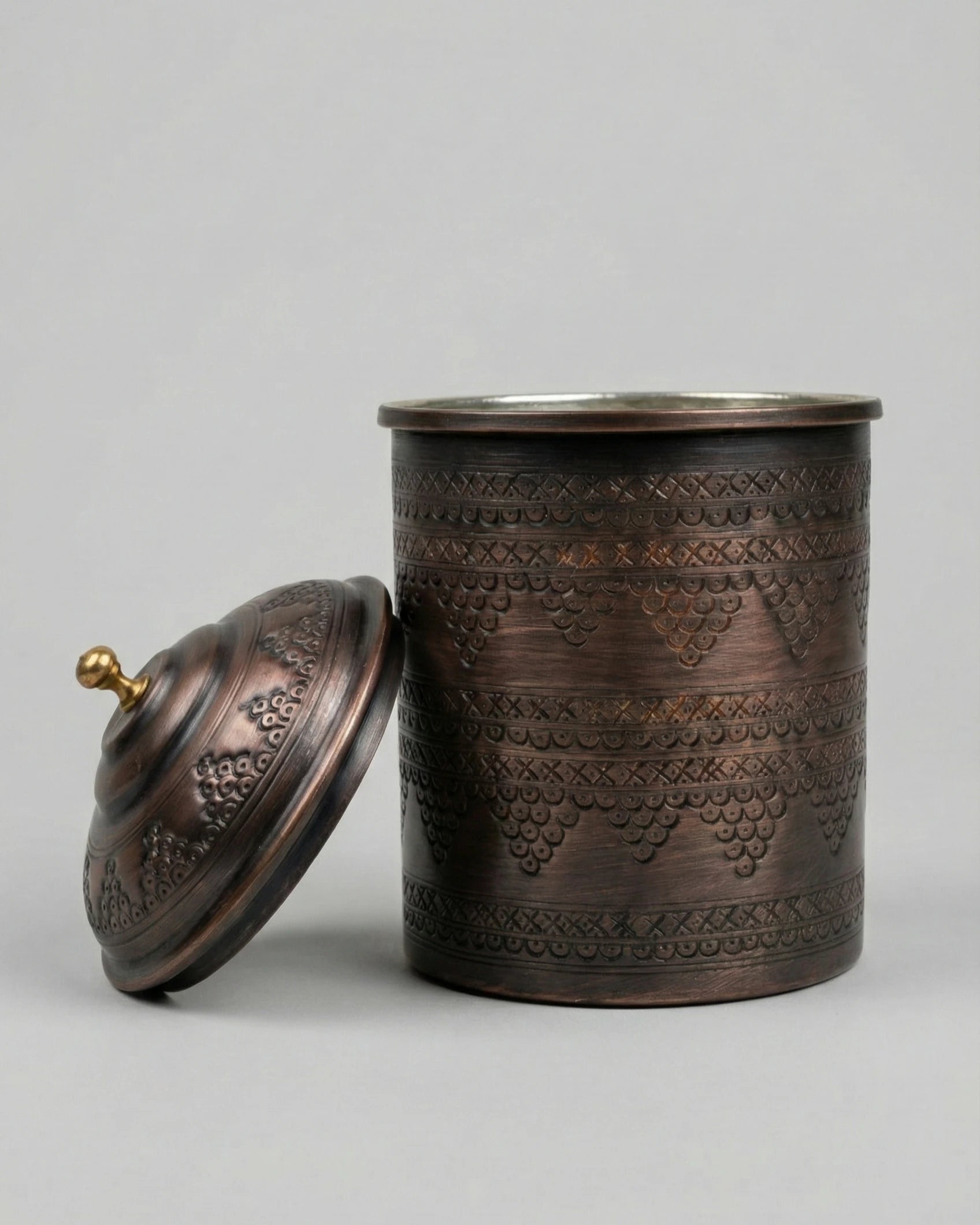 Pirinç Kulplu Eskitme Bakır Nakış İşlemeli Bakır Baharatlık - 12 cm