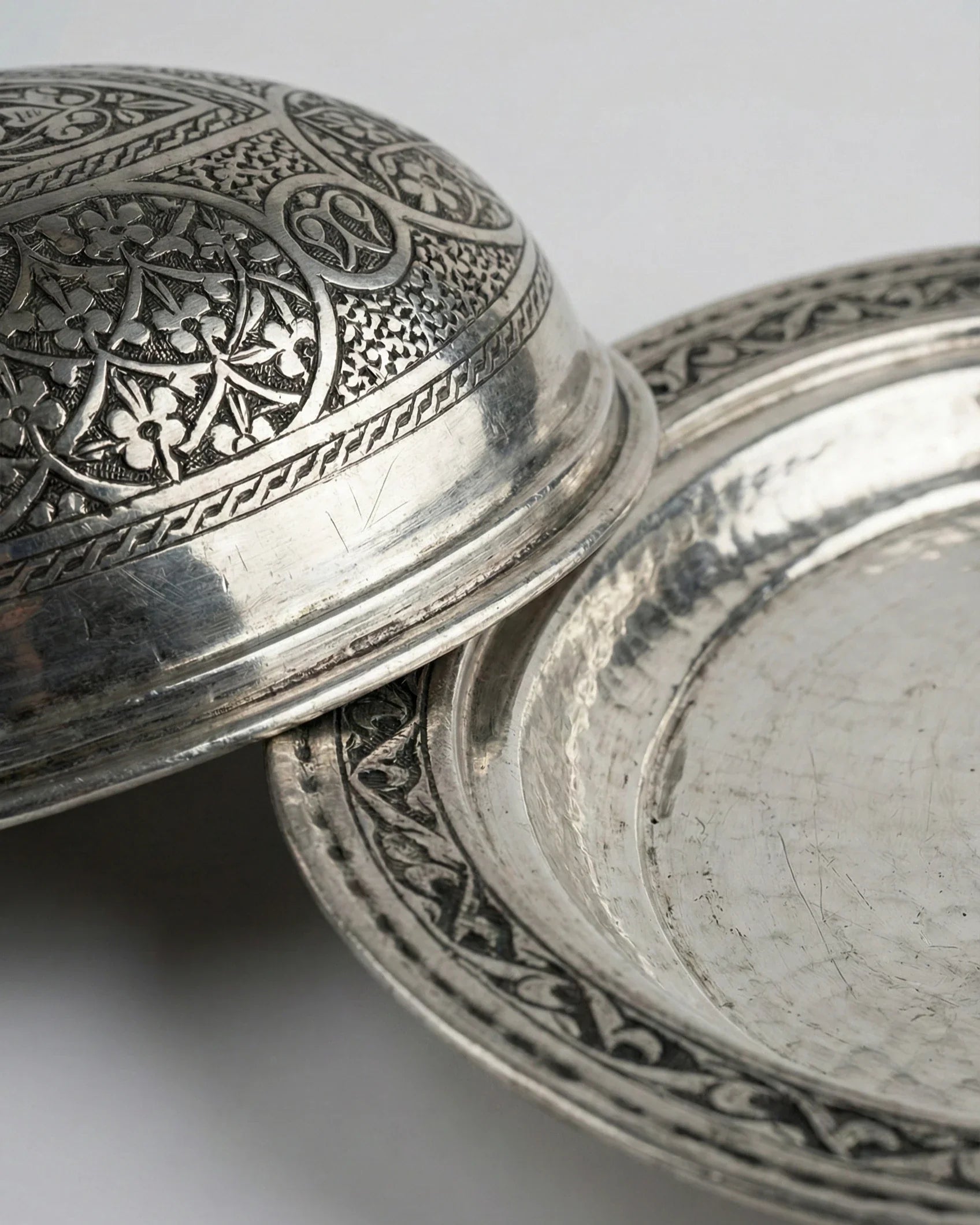 Antep İşi Çelik Kalem İşlemeli, Eskitme Desenli Beyaz Bakır Kayık Sunumluk 30 cm