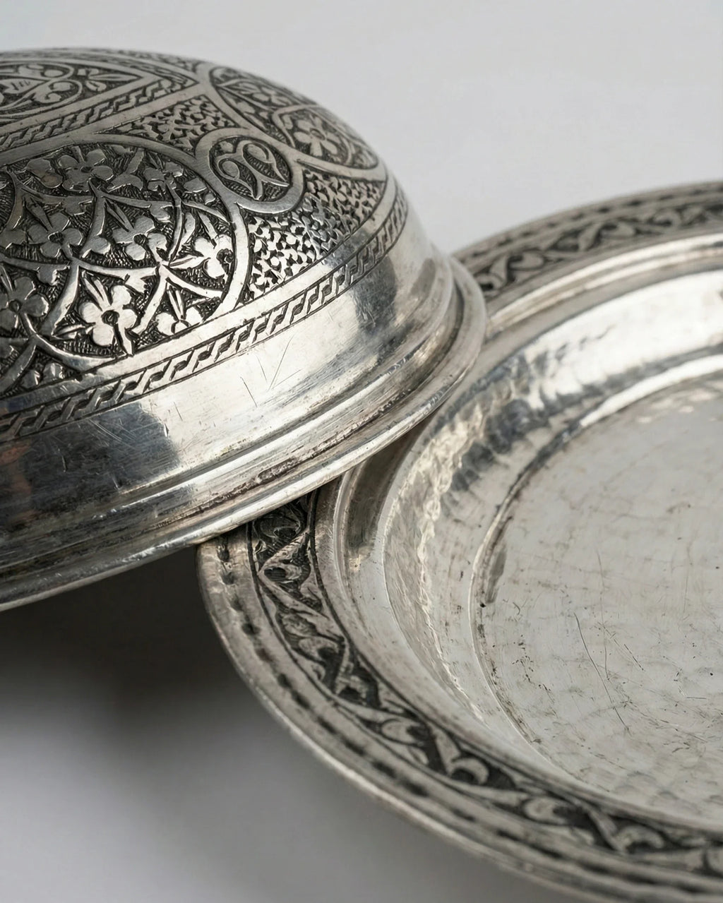 Antep İşi Çelik Kalem İşlemeli, Eskitme Desenli Beyaz Bakır Kayık Sunumluk 35 cm