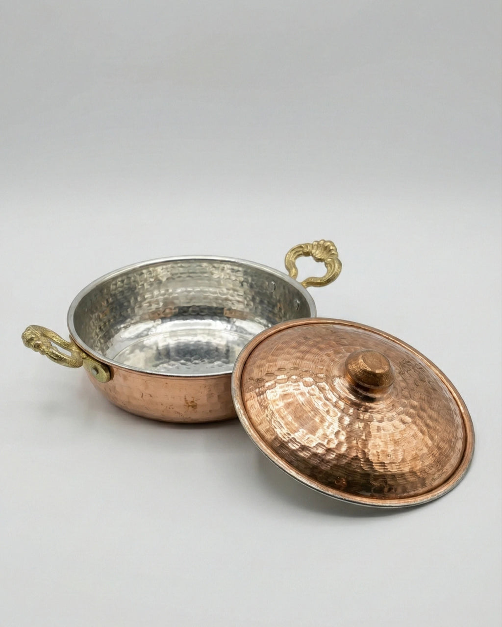Antep İşi Dövme Desen Kızıl Bakır İşlemeli Kapaklı Sahan - 22 cm