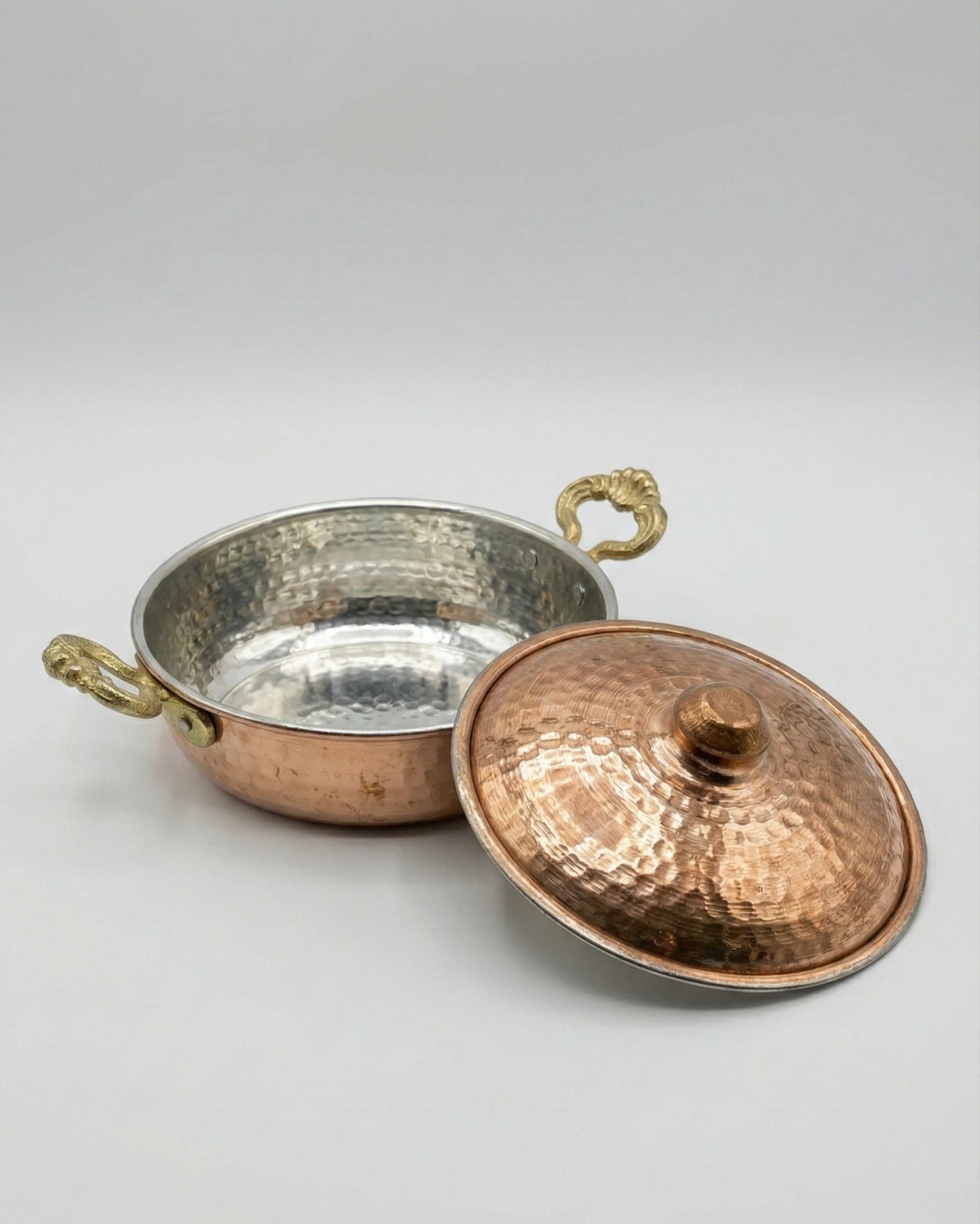 Antep İşi Dövme Desen Kızıl Bakır İşlemeli Kapaklı Sahan - 22 cm