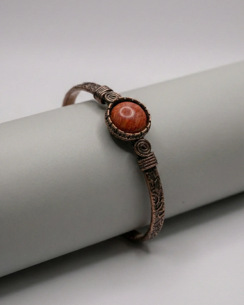 Kızıl Taşlı Spiral Motifli Eskitme Bakır Kelepçe