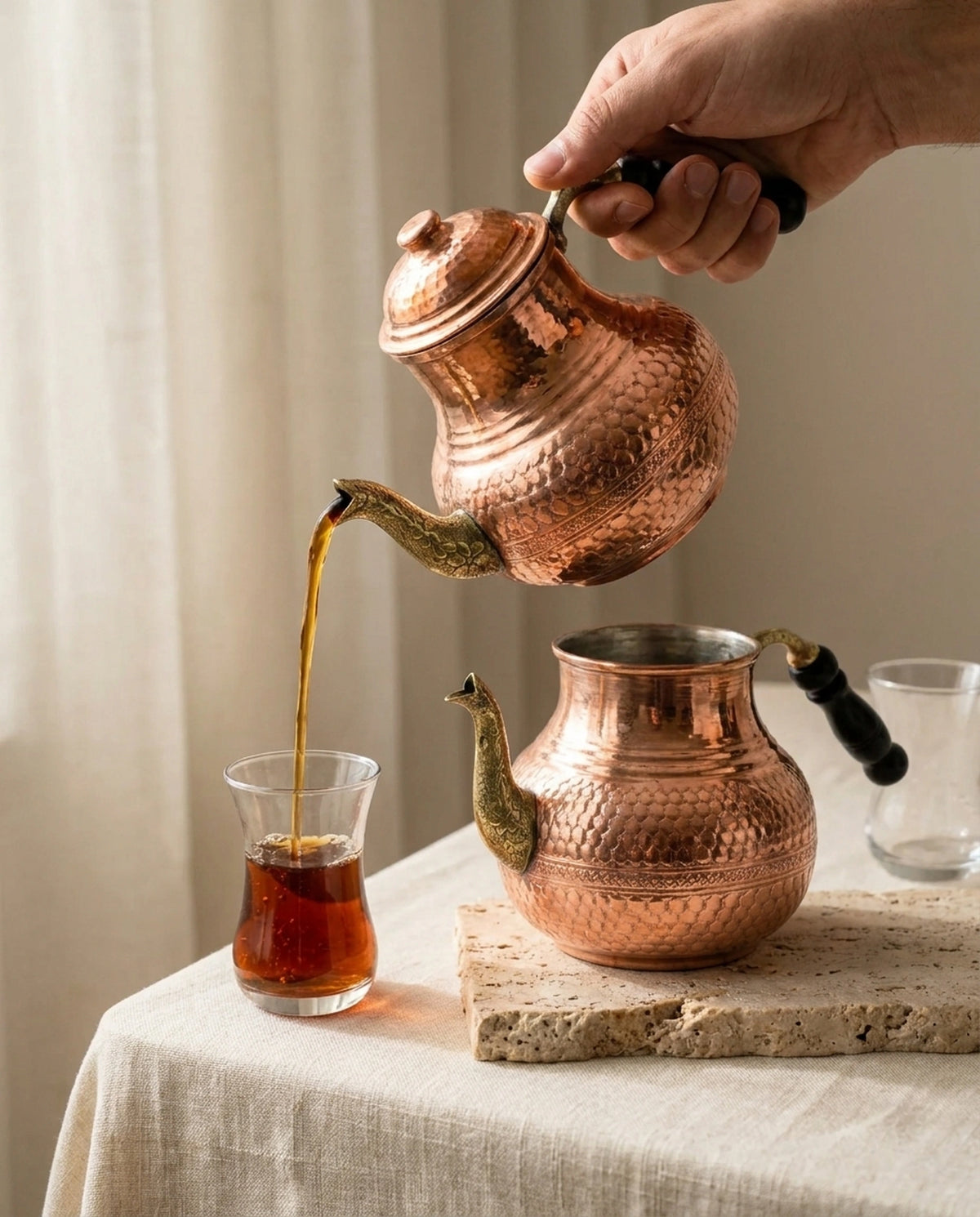 Kızıl bakır demlikten ince belli bardağa çay servis edilirken görünüm - Gaziantep Bakırcılık