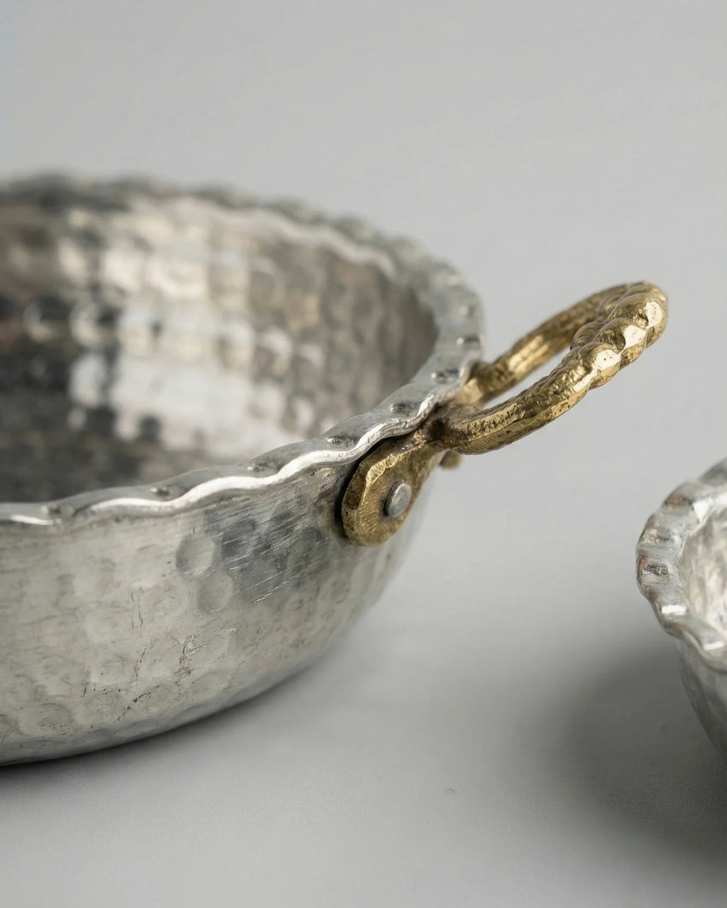 Antep İşi İç Dış Kalaylı, Pirinç Kulplu Dövme Bakır Sunum Tavası (8 cm)