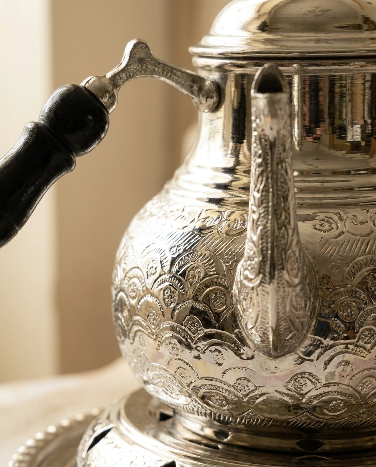 Parlak kalaylı bakır yüzeydeki papatya kabartma desenlerinin ve emzik kısmının yakından görünümü. - Gaziantep Bakırcılık