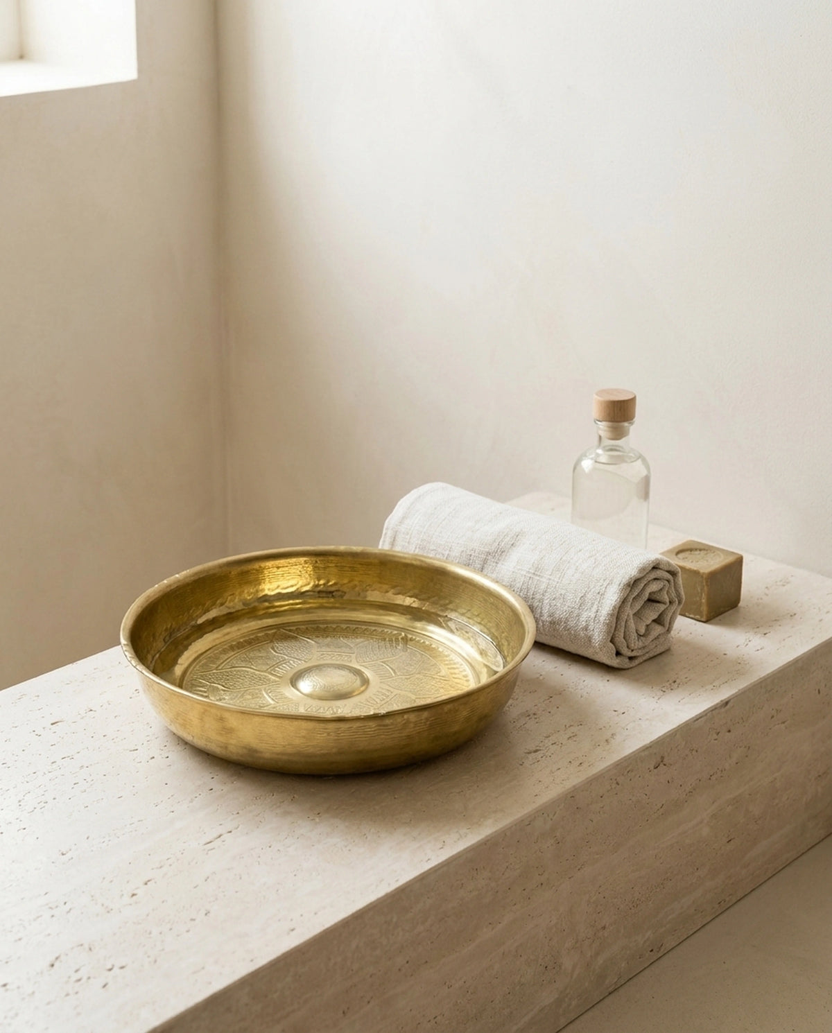 Taş mermer üzerinde su dolu sarı bakır hamam tası, rulo havlu ve banyo sabunu ile konsept görünüm. - Gaziantep Bakırcılık
