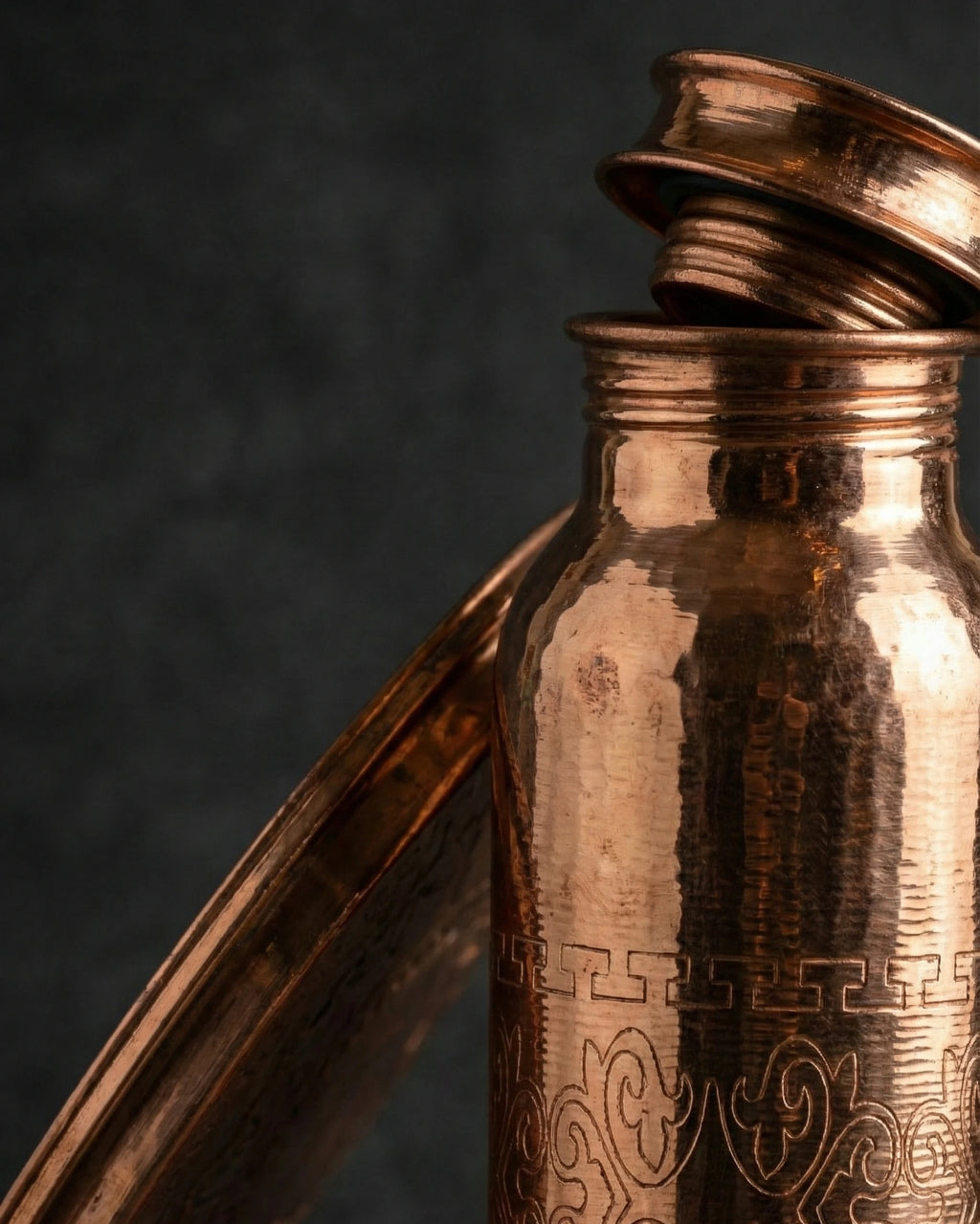 Vidalı Kapaklı Kızıl İşlemeli 700 ml Bakır Matara