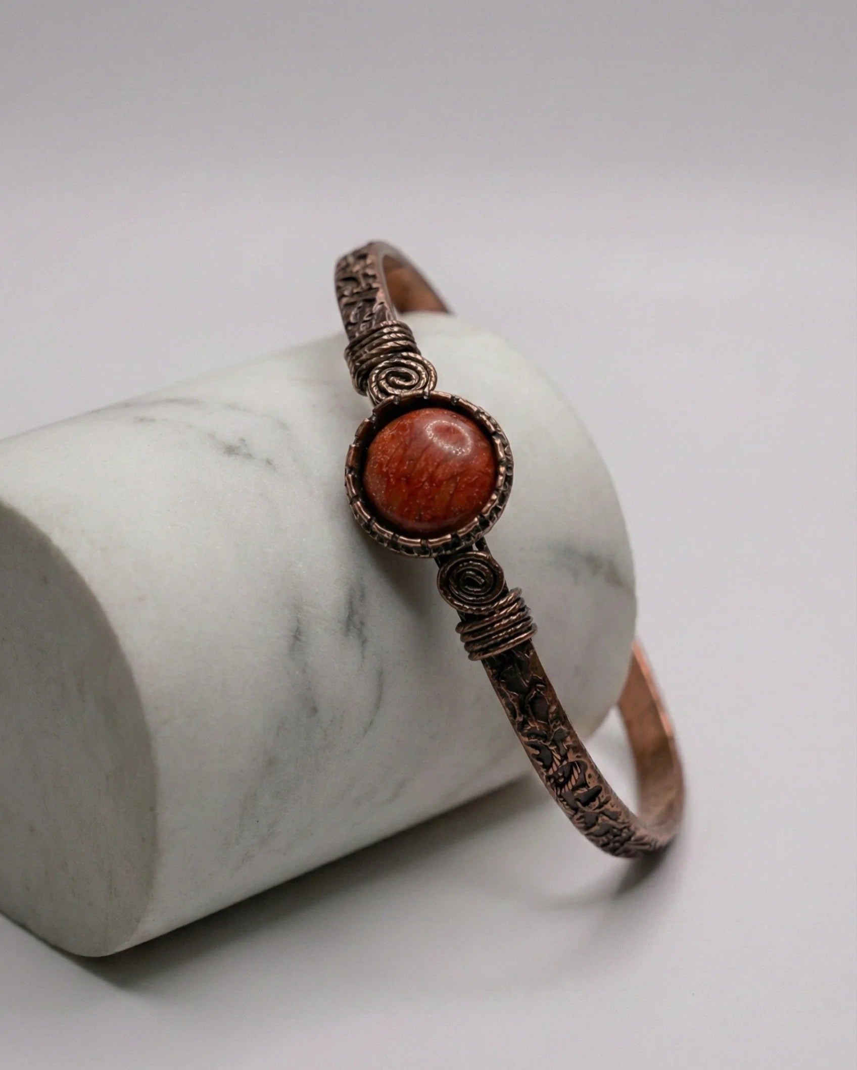 Kızıl Taşlı Spiral Motifli Eskitme Bakır Kelepçe